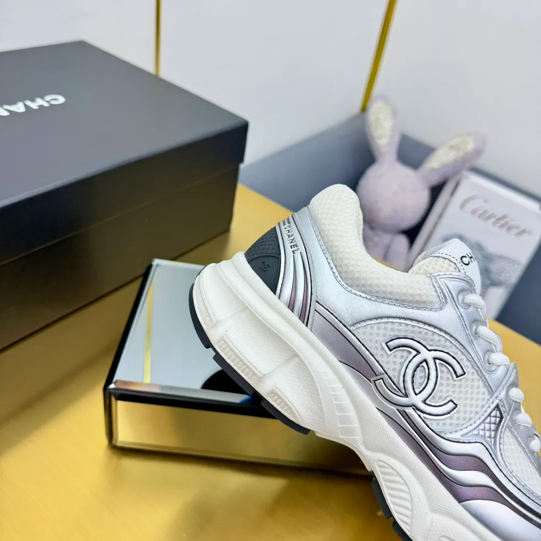 👟👟Ex-factory price 680👟👟 Upgraded version, upgraded version, upgraded version! No rebuttal accepted! ! ! ! Chanel Chanel dad shoes, couples' model for men and women - 2025 top casual sports shoes in the counter. This classic design; the upper is electro-embroidered with various techniques; ❷The inner lining is made of: original Yangli + net ❸The outsole is based on: the original TPU combination outsole. The full set of boutique packaging for women 35–41